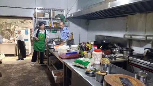 合江縣臨港市場監管所開展節后餐飲食品安全專項檢查，筑牢服務安全防線